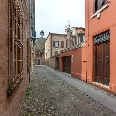 Guesthost - Casa Dell'archivolto Con Garage アパート フェラーラ