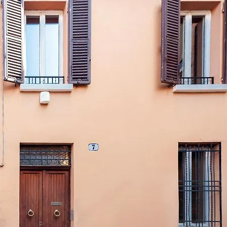 アパート Guesthost - Casa Dell'archivolto Con Garage フェラーラ
