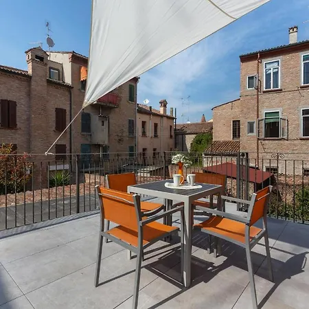 Guesthost - Casa Dell'archivolto Con Garage 페라라