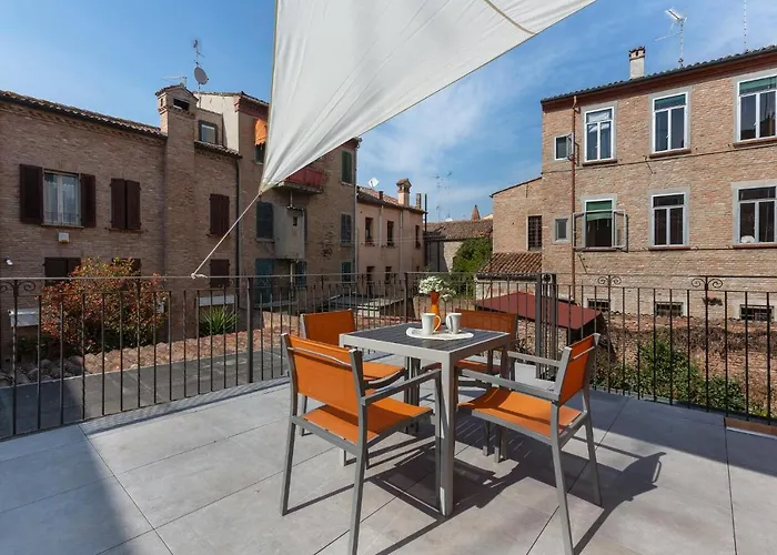 Guesthost - Casa Dell'archivolto Con Garage 페라라